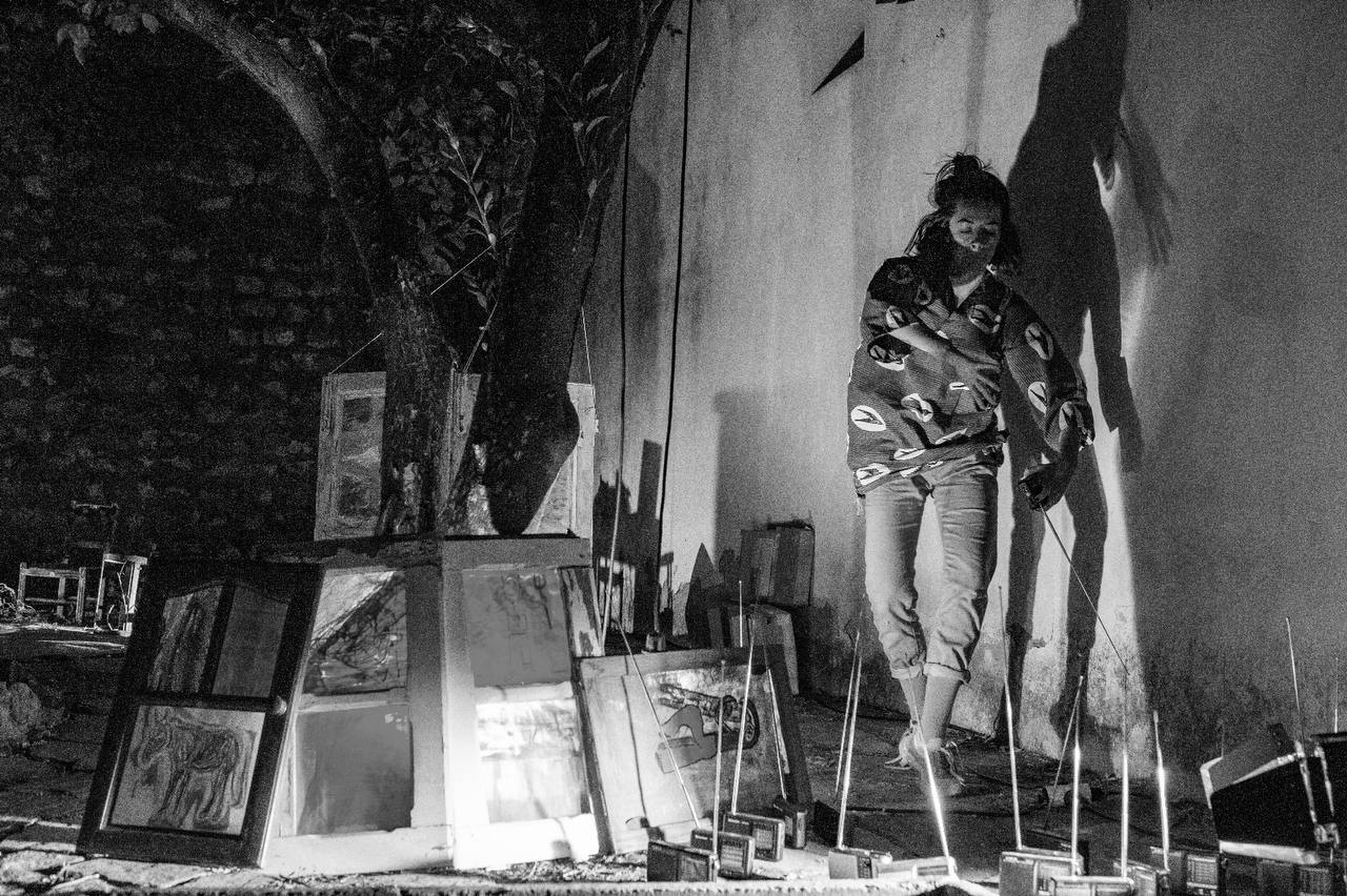 A bruxa TEATRO recebe a A.M.O.R. com a performance (des)teceres